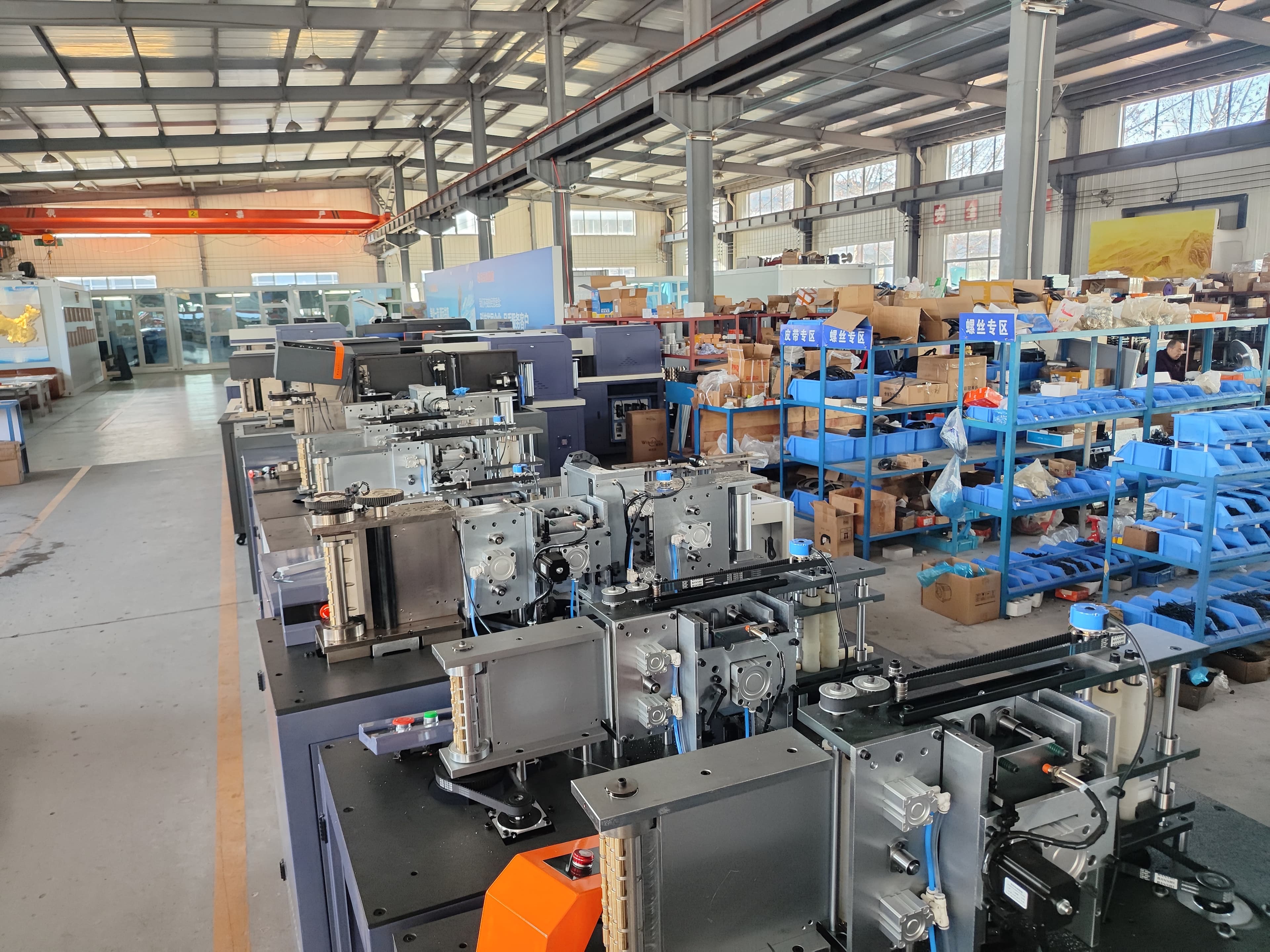 ورشة SENQ CNC وبها ماكينات ثني قيد الإنتاج